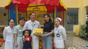 HOA HẬU THÙY TIÊN TẶNG SÂN CHƠI MINI CHO BỆNH VIỆN NHI LÂM ĐỒNG