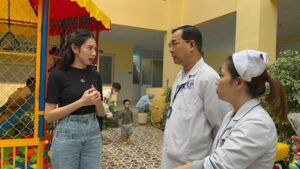 HOA HẬU THÙY TIÊN TẶNG SÂN CHƠI MINI CHO BỆNH VIỆN NHI LÂM ĐỒNG