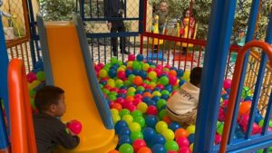 HOA HẬU THÙY TIÊN TẶNG SÂN CHƠI MINI CHO BỆNH VIỆN NHI LÂM ĐỒNG